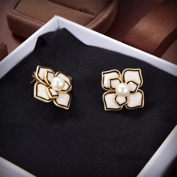 Modern Flower White and Gold Earrings with Central Pearl - Picture 9 of 10